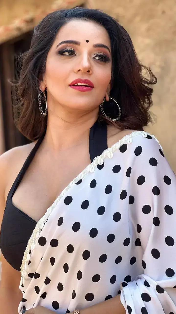 Monalisa ने ड्रेस में दिखाईं मदमस्त अदाएं, देखें तस्वीर