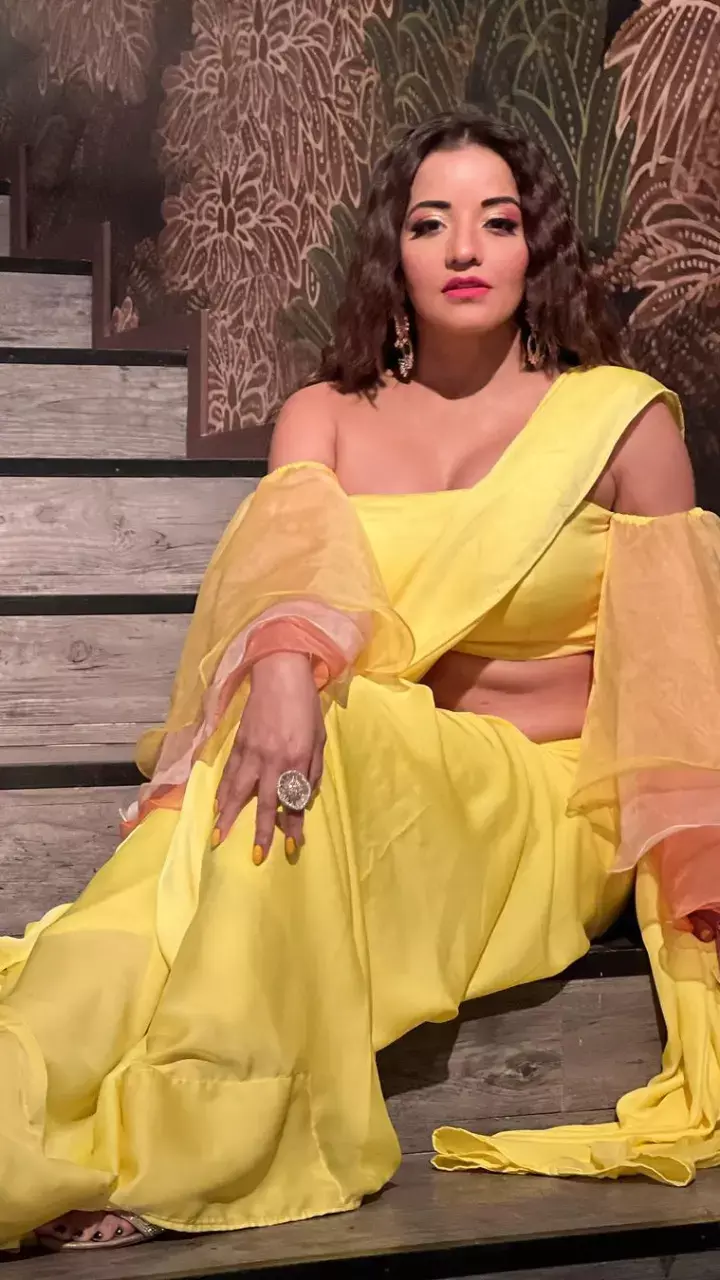 Monalisa साड़ी पहन दिखीं बला की खूबसूरत, देखें ग्लैमरस पिक्स