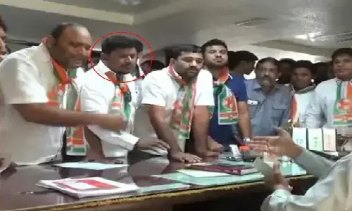 पीएम मोदी की फोटो फाड़ने पर कांग्रेस विधायक को 99 रुपए का अर्थदंड! नहीं दिए तो 7 दिन की जेल होगी पीएम मोदी की फोटो फाड़ने पर कांग्रेस विधायक को 99 रुपए का अर्थदंड! नहीं दिए तो 7 दिन की जेल होगी