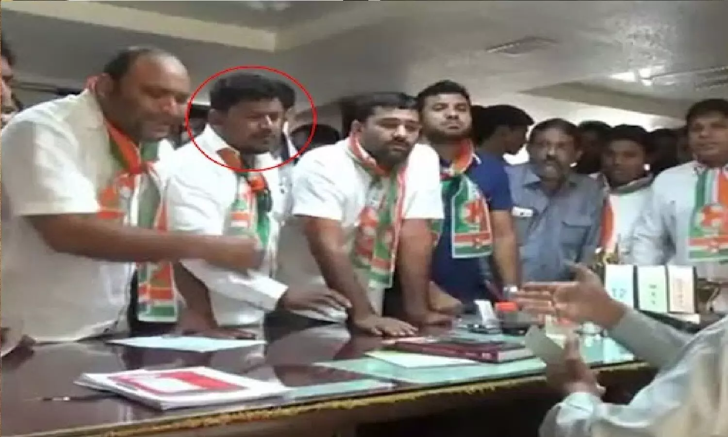 पीएम मोदी की फोटो फाड़ने पर कांग्रेस विधायक को 99 रुपए का अर्थदंड! नहीं दिए तो 7 दिन की जेल होगी