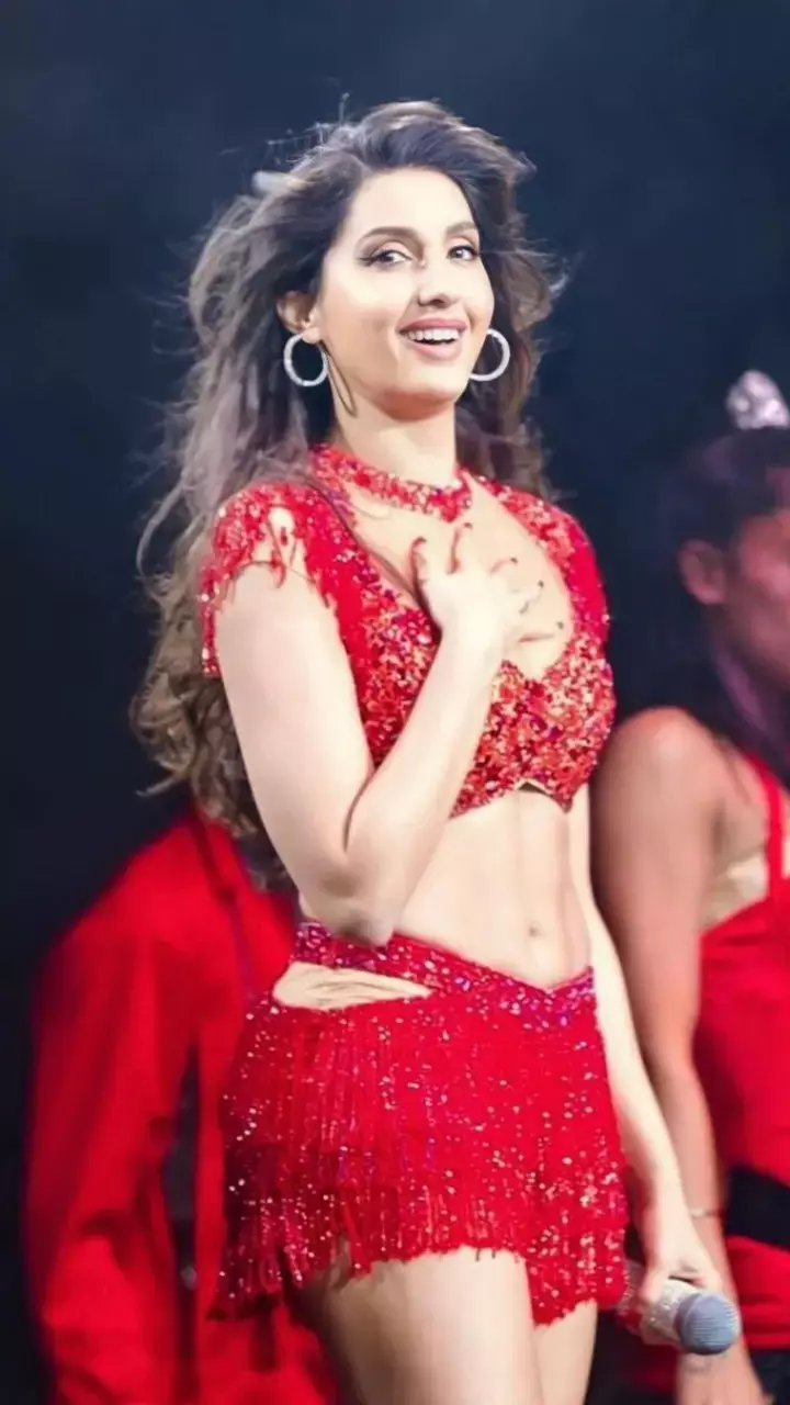 Nora Fatehi ने दिए मिलियन डॉलर के पोज , देखें ग्लैमरस Pics