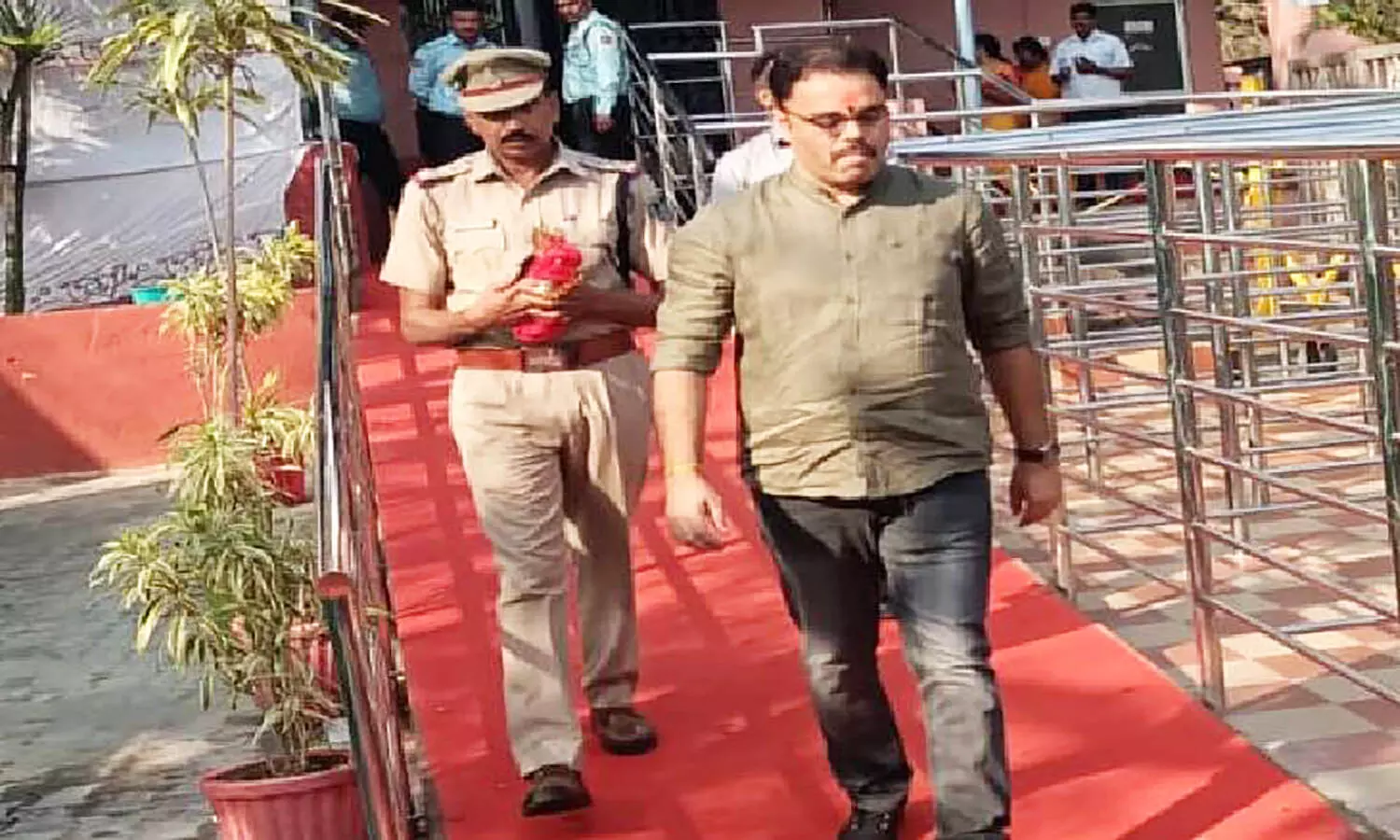 रीवा के नवागत SP Vivek Singh ने संभाला पदभार, रिश्वतखोरी के कलंक को मिटाना होगी पहली प्राथमिकता रीवा के नवागत SP Vivek Singh ने संभाला पदभार, रिश्वतखोरी के कलंक को मिटाना होगी पहली प्राथमिकता