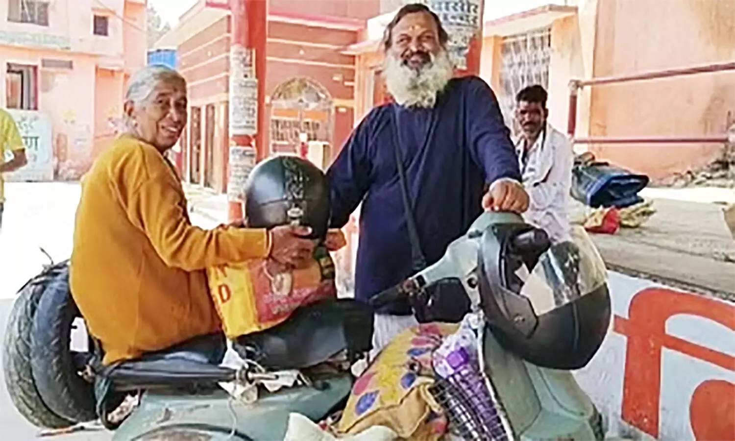 स्कूटर से 66 हजार 720 किलोमीटर की यात्रा कर पहुंचे चित्रकूट, नौकरी त्याग मां को करा रहे भारत दर्शन