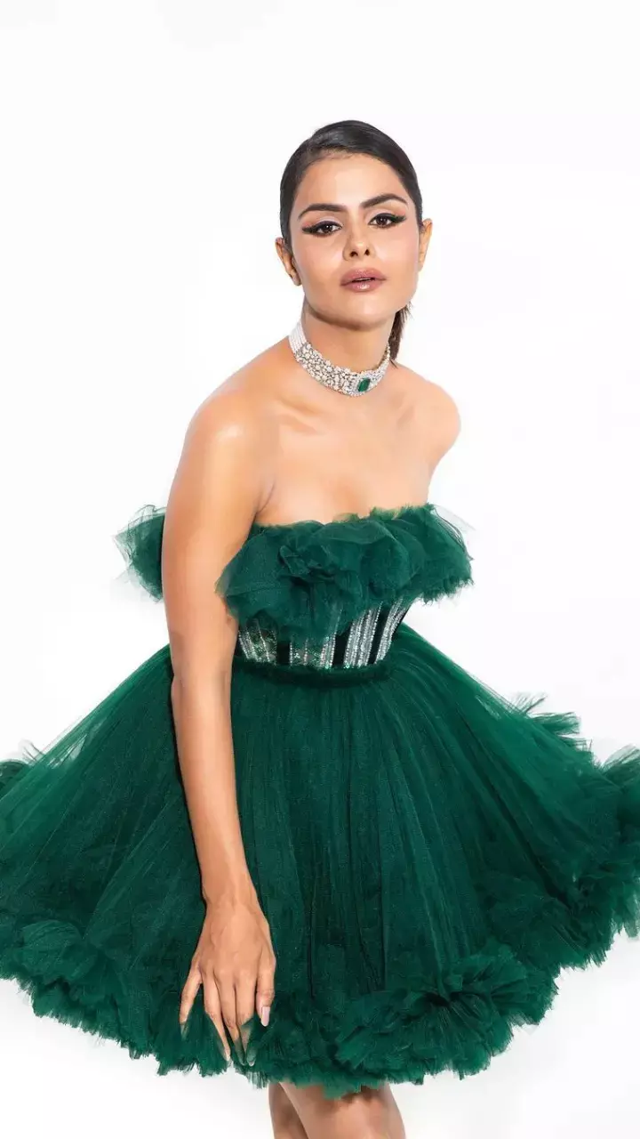 Priyanka Chahar ने शॉर्ट ड्रेस में बिखेरा हुस्न का जलवा, देखें यहां