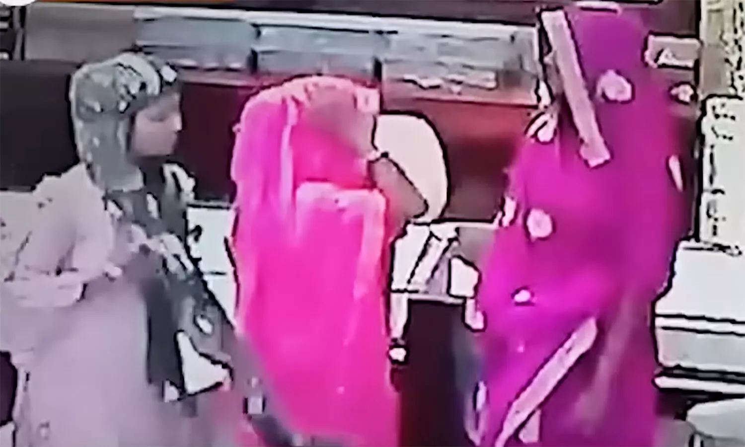 MP News: शहडोल में पांच महिलाओं ने लूट ली गोल्ड शॉप, 40 लाख रुपए का सोना चुराया, वीडियो वायरल