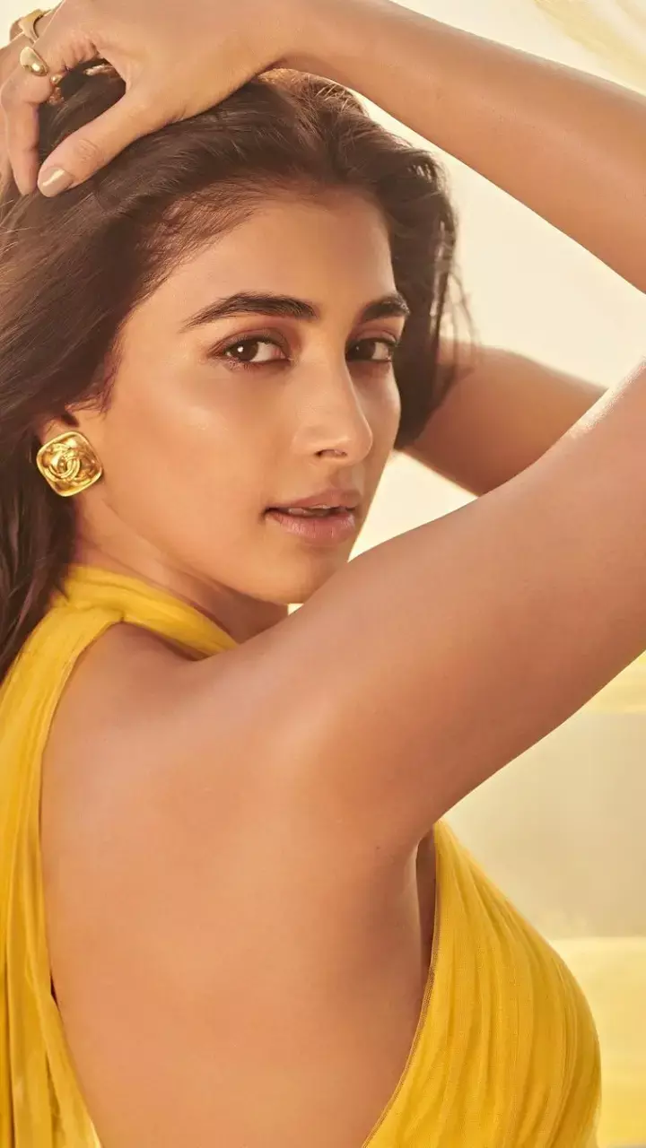 Pooja Hegde  कैमरे के सामने स्टाइलिश लुक में दिए पोज,