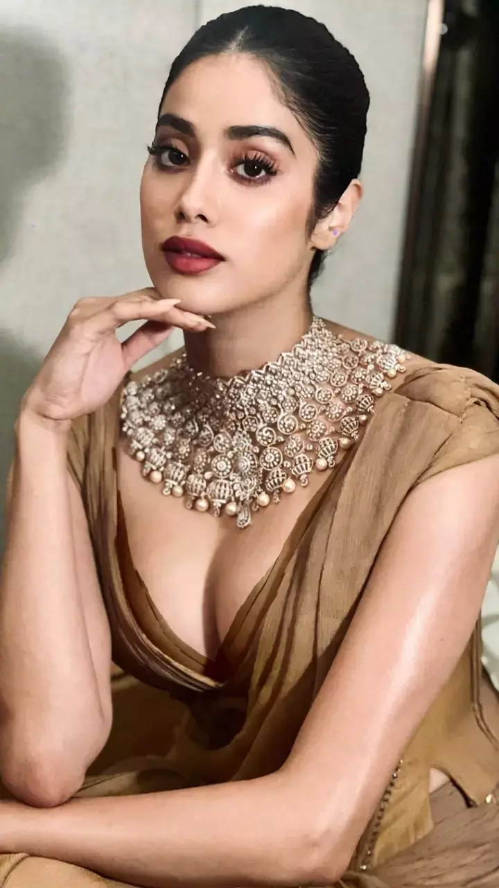 Janhvi Kapoor कैमरे के सामने दिए पोज, देखें Pics