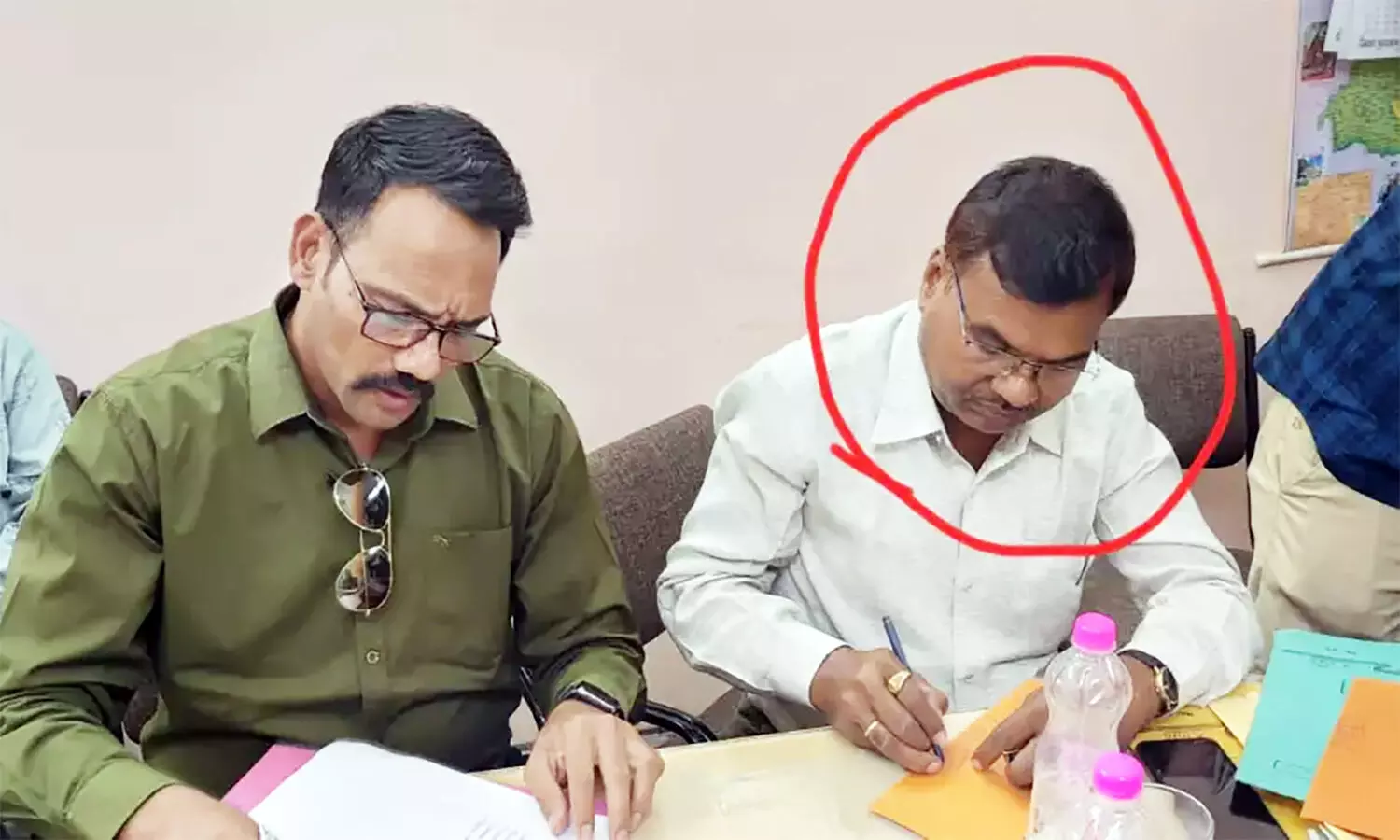 Lokayukta Action: जिला पंजीयक का क्लर्क 10 हजार रुपए रिश्वत लेते कार्यालय में दबोचा गया, मचा हड़कम्प