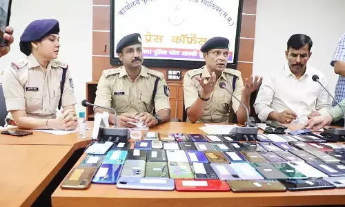 एमपी की ग्वालियर पुलिस ने खोजे 23 लाख रुपए के मोबाइल, मालिकों को किया वापस एमपी की ग्वालियर पुलिस ने खोजे 23 लाख रुपए के मोबाइल, मालिकों को किया वापस