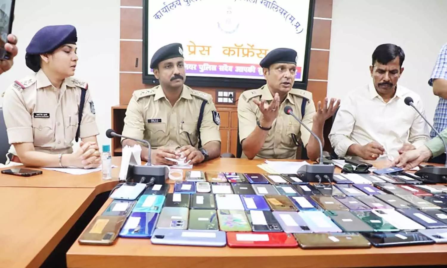 एमपी की ग्वालियर पुलिस ने खोजे 23 लाख रुपए के मोबाइल, मालिकों को किया वापस