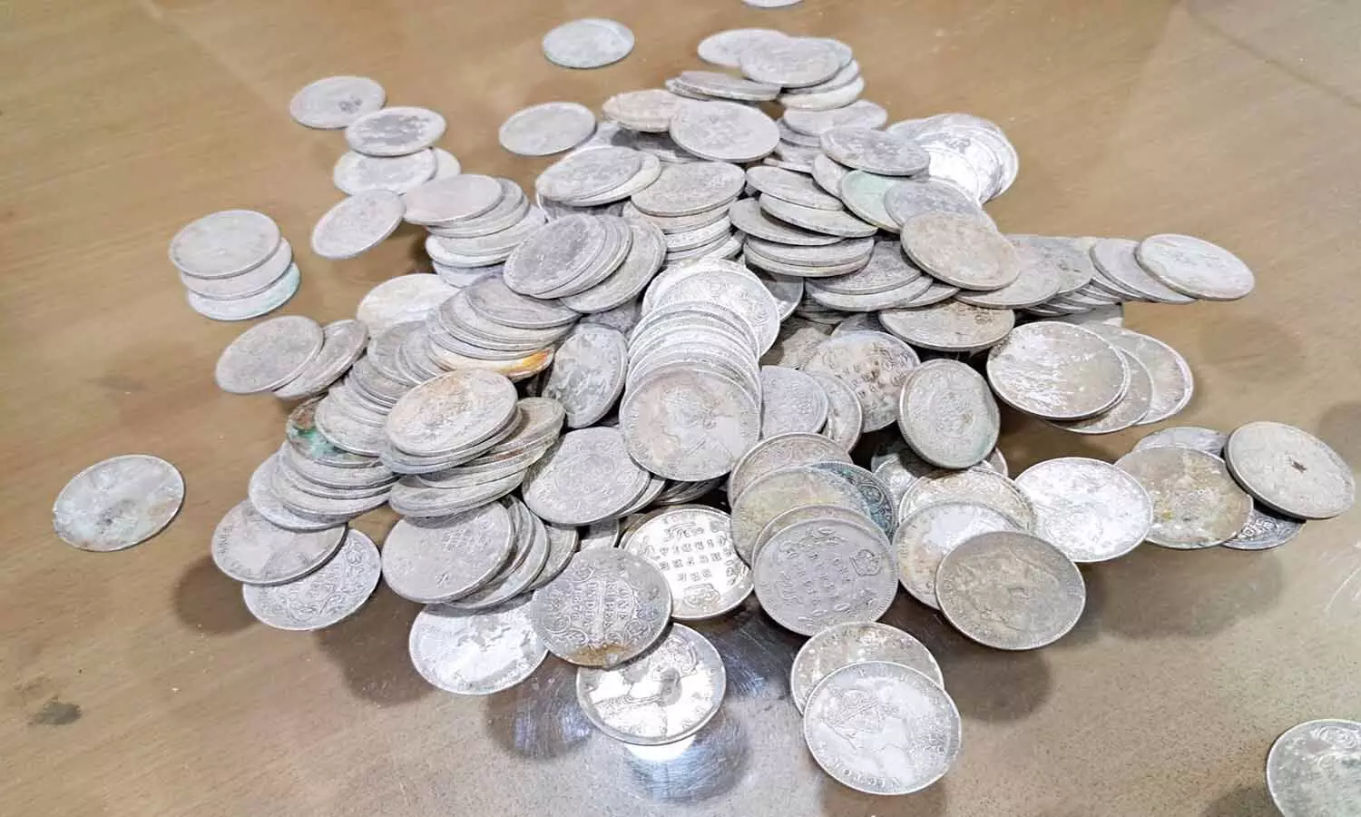 एमपी के दमोह में खुदाई के दौरान मिले ब्रिटिशकालीन 240 चांदी के सिक्के, लेबर ने थाने में करवाया जमा