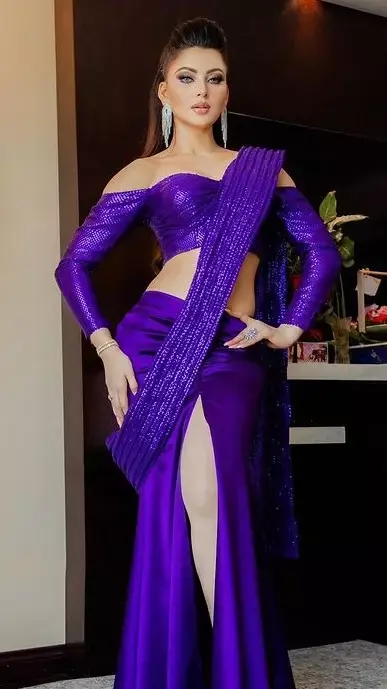 Urvashi Rautela ने कैमरे के सामने दिए पोज, देखें Pics