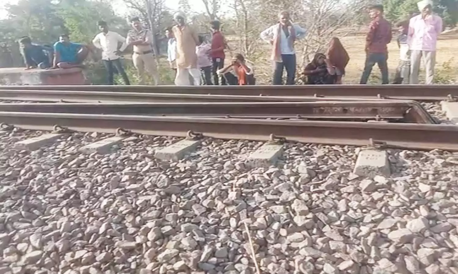 एमपी के टीकमगढ़ में ट्रेन के सामने कूद गया परिवार, पति-पत्नी और बेटी की मौत, ट्रैक से भागे बेटे ने उगला राज