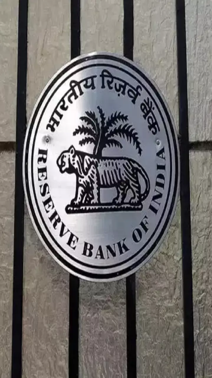 RBI ने 8 बैंकों पर लगाया ताला, कहीं आपका बैंक तो नहीं शामिल