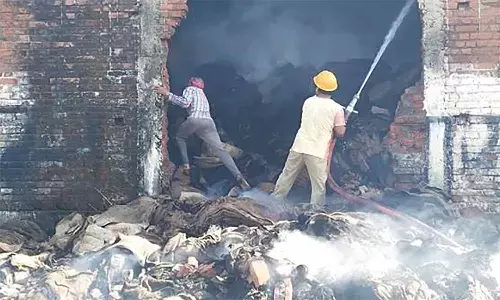 एमपी कटनी स्थित बारदाना गोदाम में भड़की आग, लाखों रुपए के बोरे जलकर राख