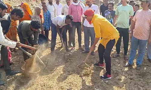 Rewa: अधूरी पड़ी नहर को खोदने के लिए आगे आए ग्रामीण! सरकारी घोषणा तक सिमित रह गई परियोजनाएं