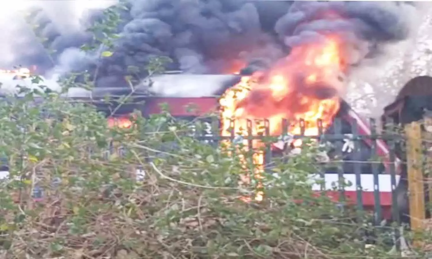 रतलाम-इंदौर डेमू ट्रेन के इंजन व बोगी में भड़की भीषण आग, दस किलोमीटर तक जलते हुए दौड़ती रही