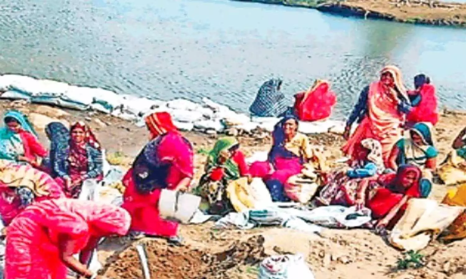 एमपी में महिलाओं की मेहनत रंग लाई, जलसंकट से निपटने रोक दी नदी की धार