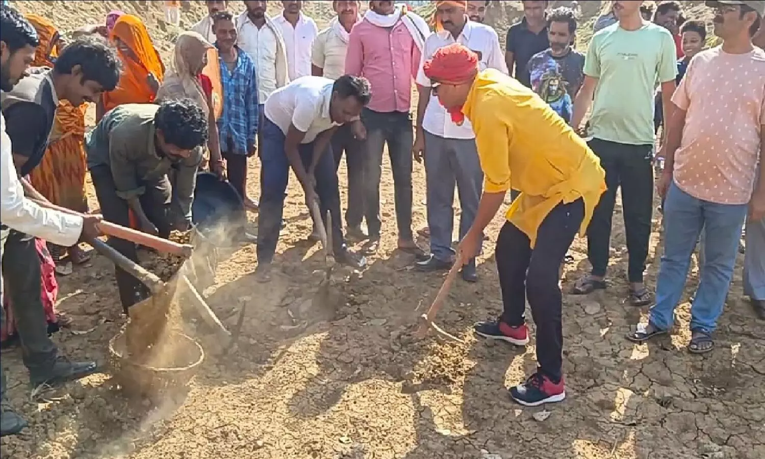 Rewa: अधूरी पड़ी नहर को खोदने के लिए आगे आए ग्रामीण! सरकारी घोषणा तक सिमित रह गई परियोजनाएं