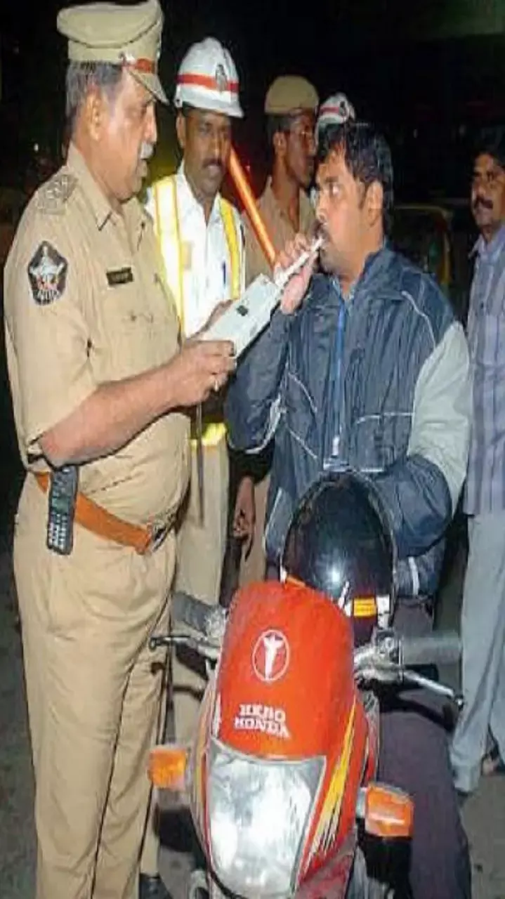 Traffic Rules: क्या गाड़ी की चाबी निकाल सकती है पुलिस? जानें क्या हैं आपके अधिकार