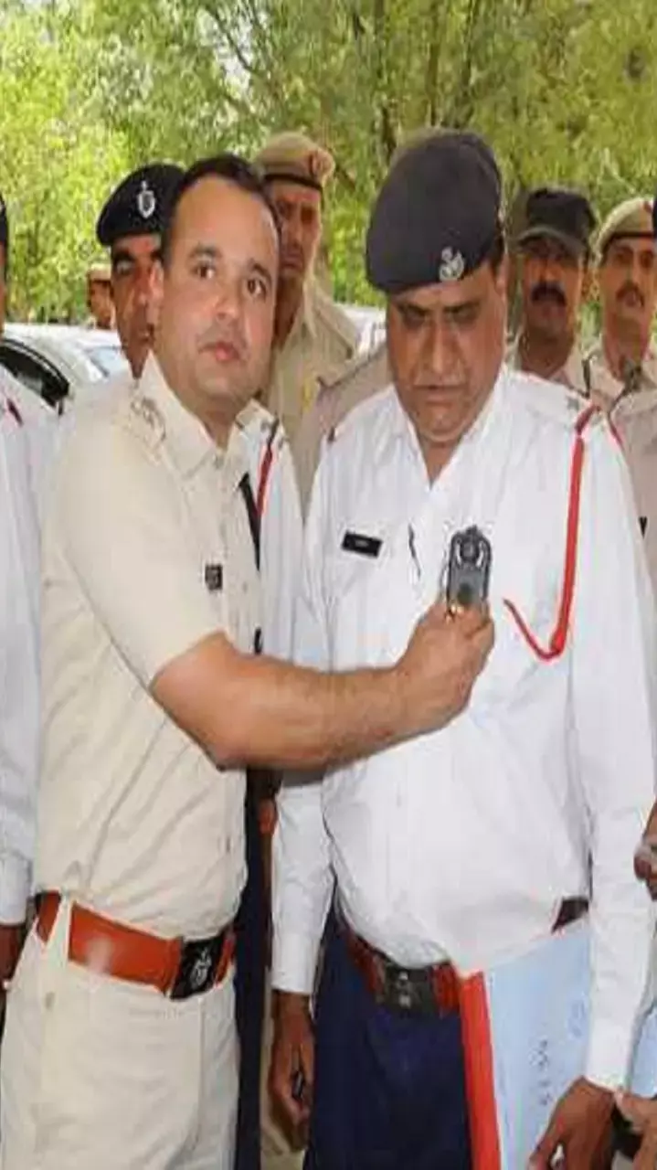 सड़क पर चलते हुए ट्रैफिक पुलिस रोक ले तो क्या हैं आप के अधिकार जानिए