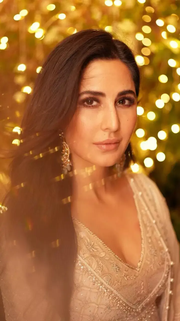 Katrina Kaif  अनारकली सूट में दिए पोज, देखें  ग्लैम लुक