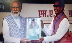 राज्यपाल मांगू भाई पटेल और सीएम चौहान ने पीएम मोदी का स्वागत किया