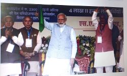 रेलगाड़ियों को दिखाई हरी झंडी