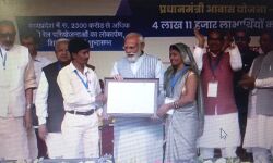 पीएम ने हितग्राहियों को स्वामित्व आधार अभिलेख सौंपा