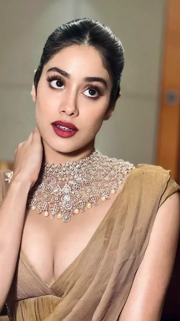 Janhvi Kapoor ने कैमरे के सामने दिया पोज, देखें तस्वीरें