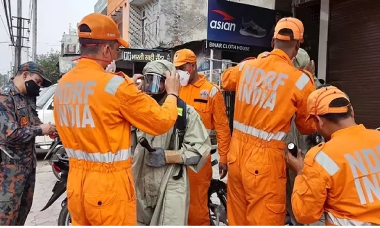 लुधियाना गैस लीक: अबतक दो बच्चों सहित 11 लोगों की मौत! लुधियाना गैस लीक: अबतक दो बच्चों सहित 11 लोगों की मौत!