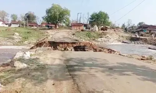 एमपी में जोरदार बारिश का असर, तेज धार से दूसरी बार बह गया पुल एमपी में जोरदार बारिश का असर, तेज धार से दूसरी बार बह गया पुल