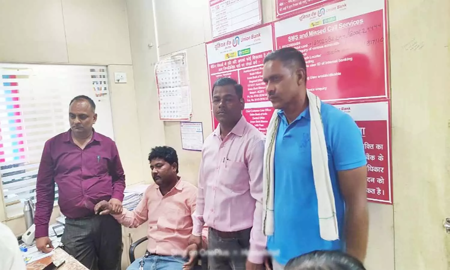 एमपी में यूनियन बैंक के क्लर्क को 18 हजार रुपए रिश्वत लेते लोकायुक्त ने रंगे हाथ दबोचा एमपी में यूनियन बैंक के क्लर्क को 18 हजार रुपए रिश्वत लेते लोकायुक्त ने रंगे हाथ दबोचा