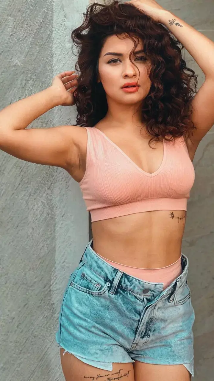 Avneet Kaur ब्रालेट क्रॉप टॉप में दिए पोज, देखें हॉट Pics