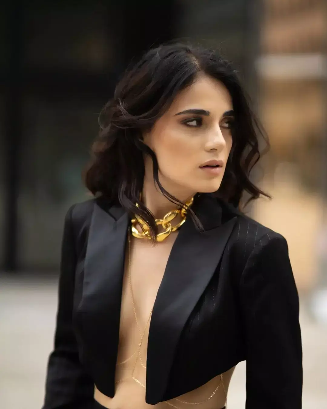 Radhika Madan रेड बिकिनी पहन सेलिब्रेट किया बर्थडे, देखें फोटोज