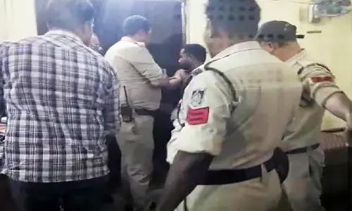 रीवा में नशेड़ियों ने तिलक समारोह में मचाया उत्पात, पुलिस से भी की झूमाझटकी रीवा में नशेड़ियों ने तिलक समारोह में मचाया उत्पात, पुलिस से भी की झूमाझटकी