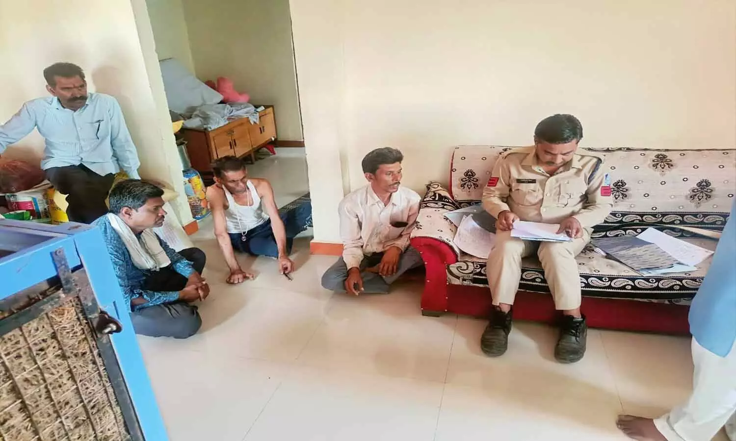 एमपी में महिला और बेटी ने किया जहर का सेवन तो पति फांसी पर झूल गया