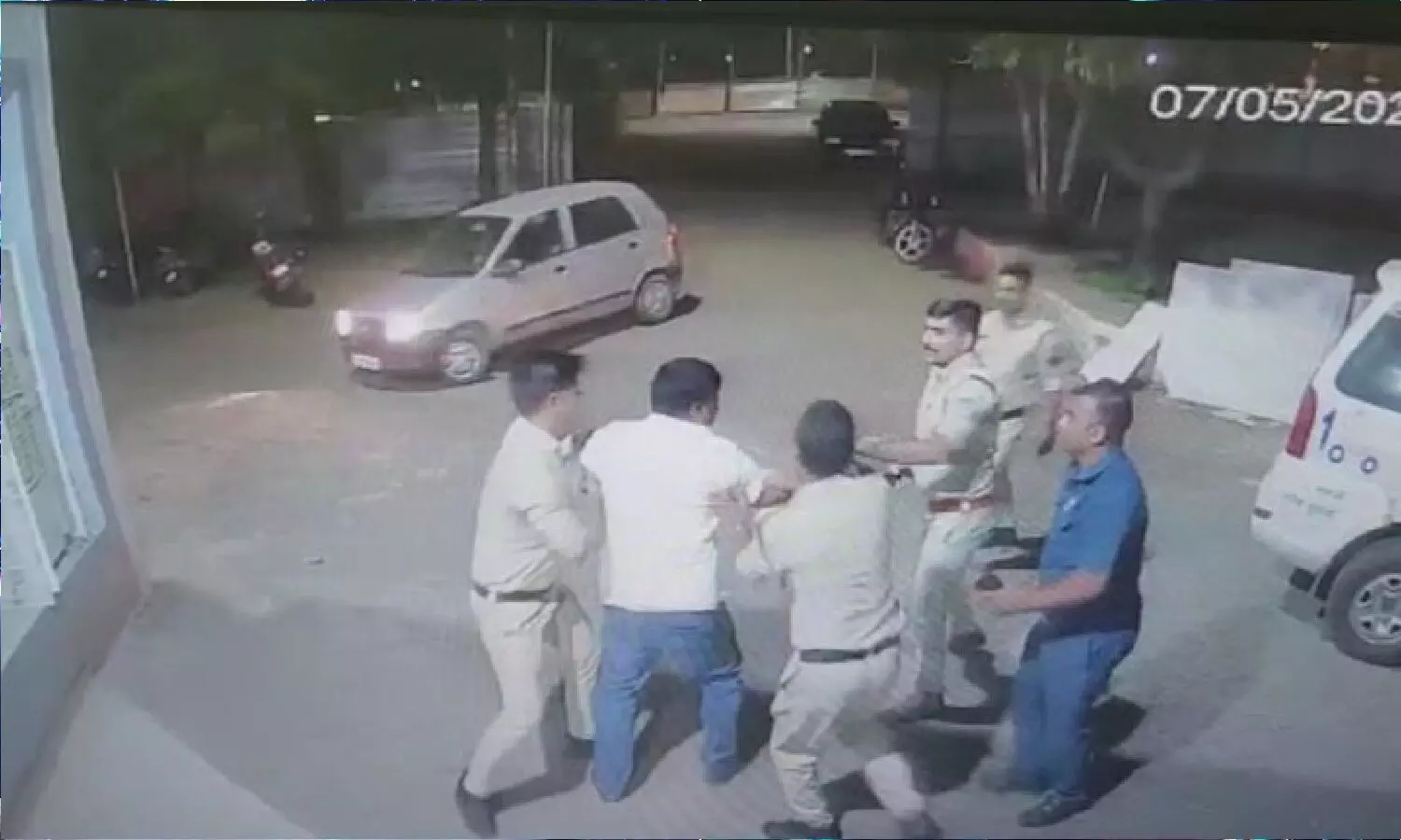 भोपाल में CID इंस्पेक्टर ने पुलिसकर्मी को जड़े तमाचे! दारु पीते पकड़ा गया था