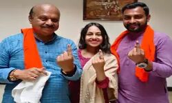 बसवराज बोम्मई वोट डालने से पहले हुबली हनुमान मंदिर गए