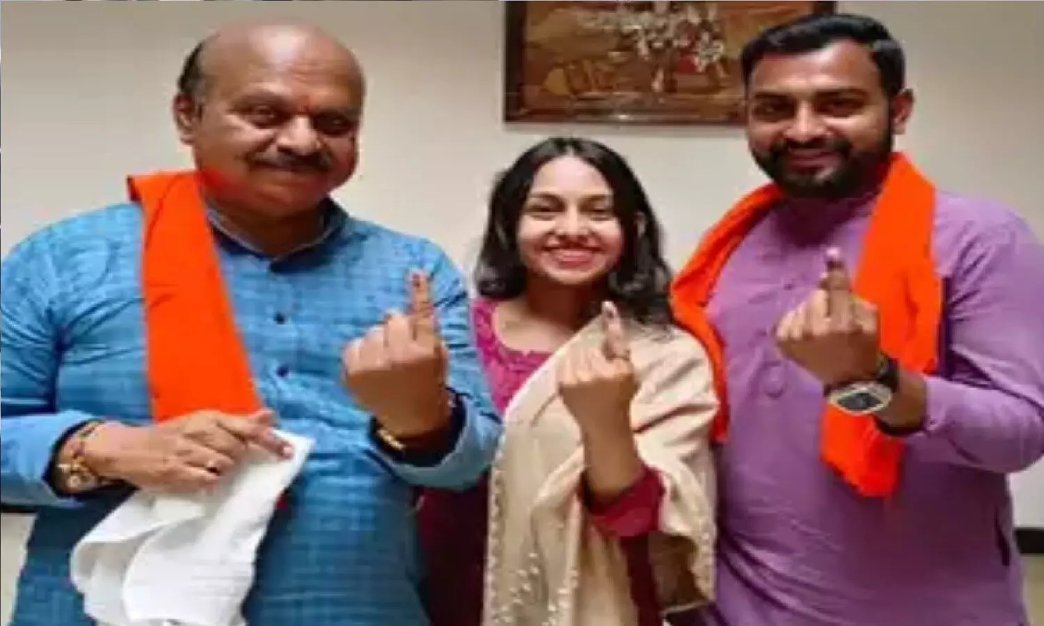 बसवराज बोम्मई वोट डालने से पहले हुबली हनुमान मंदिर गए बसवराज बोम्मई वोट डालने से पहले हुबली हनुमान मंदिर गए