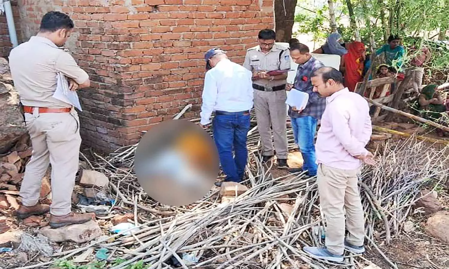रीवा में संदिग्ध परिस्थितियों में घर के पीछे मिली युवती की लाश, तार से गला घोटने के मिले निशान