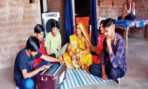 एमपी में चार दृष्टि बाधित बच्चों के लिए रोशनी बनी मां, ऐसा किया कि जमाने के लिए बन गईं मिसाल