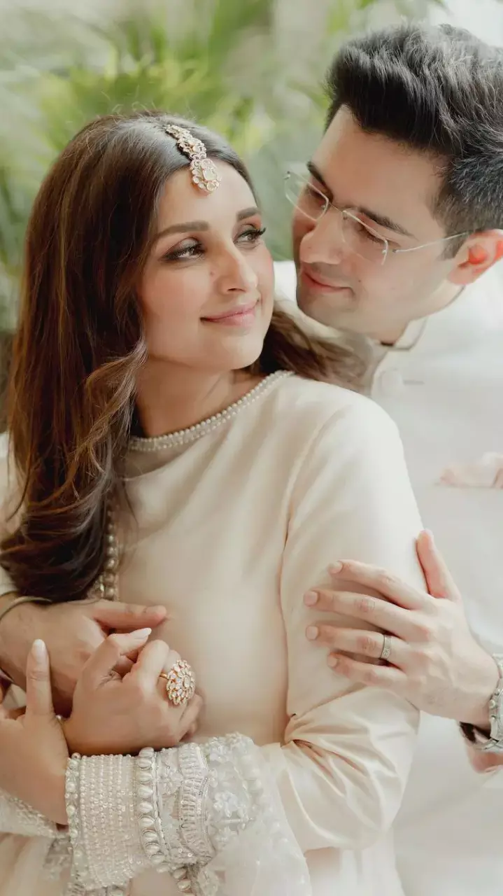 Engagement : राघव की बांहों में खोई दिखीं परिणीति, देखें तस्वीर