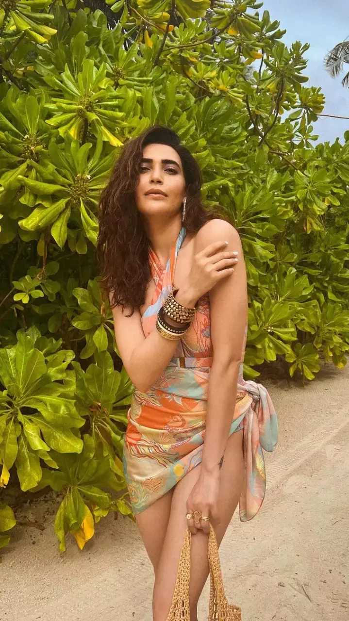 Karishma Tannna ने कैमरे के सामने दिए पोज, देखें Pics