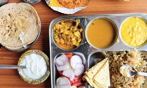 Thali Mein Teen Rotiyan