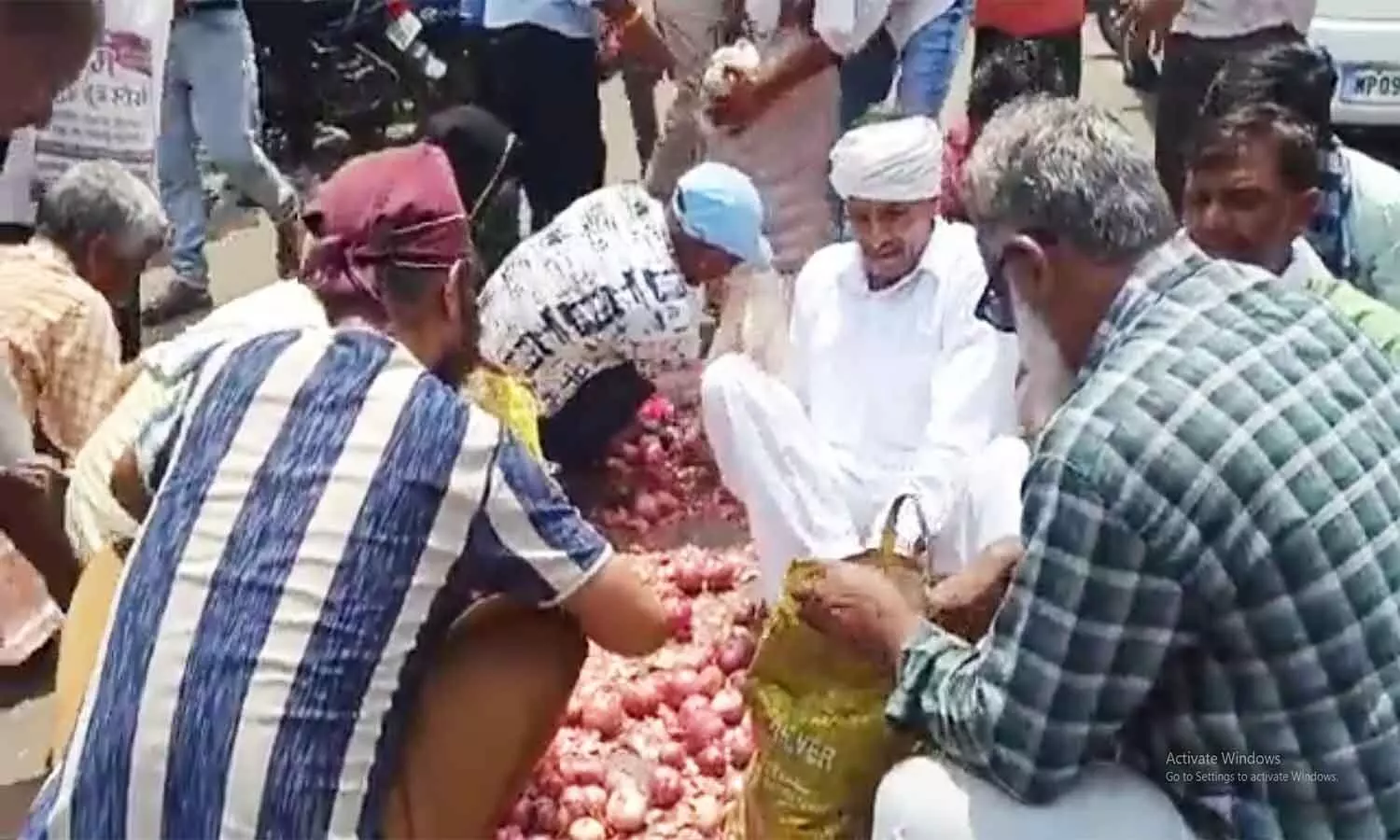 एमपी में किसान को प्याज के नहीं मिले उचित दाम तो राहगीरों को मुफ्त में बांट दिया, मच गई लूट