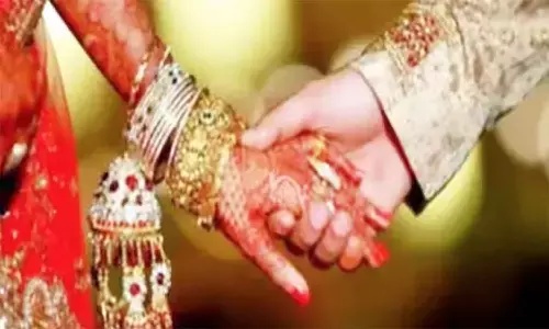 एमपी में शादी समारोह के दौरान दूल्हा-दुल्हन का हुआ झगड़ा, दोनों ने निगला जहर, एक की मौत, दूसरे की हालत गंभीर एमपी में शादी समारोह के दौरान दूल्हा-दुल्हन का हुआ झगड़ा, दोनों ने निगला जहर, एक की मौत, दूसरे की हालत गंभीर