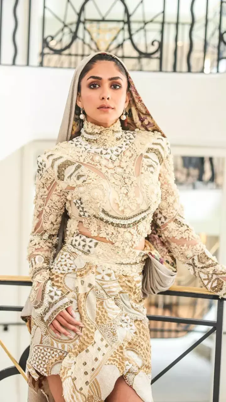 Mrunal thakur ने फ्यूजन लुक में उड़ाए फैंस के होश, देखें तस्वीर