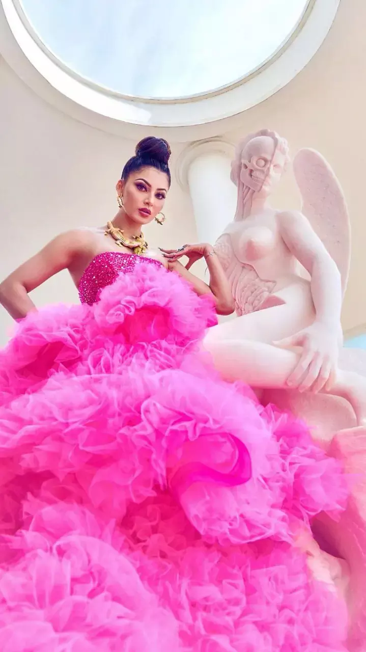 Urvashi Rautela ने कैमरे के सामने दिए पोज, देखें Pics