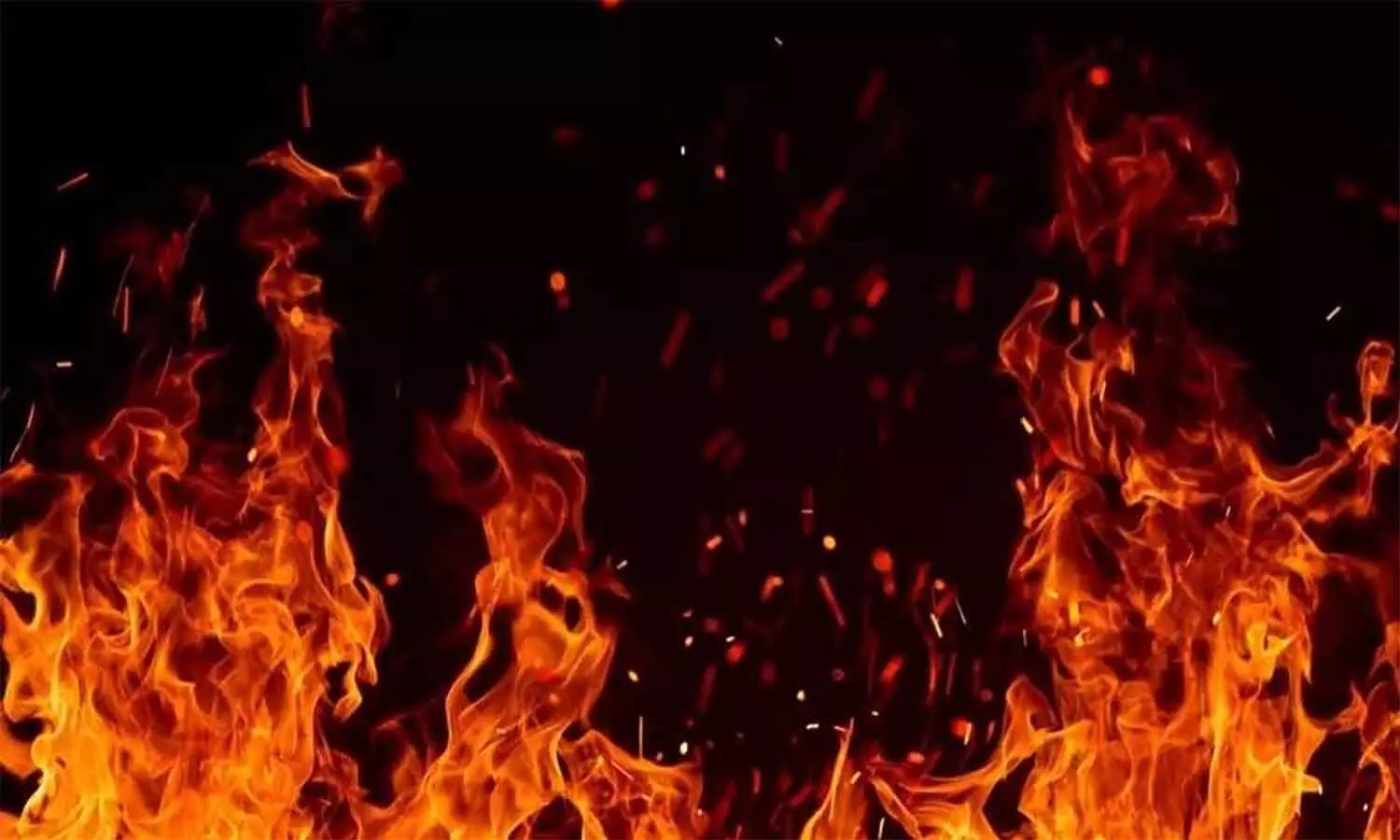 एमपी के उज्जैन में रेलवे के गोदाम और कोयले से भरी मालगाड़ी के वैगन में लगी आग, सामान जलकर खाक
